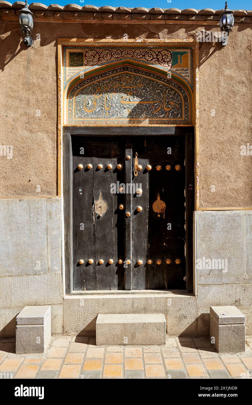 Geschlossene Eingangstür eines traditionellen persischen Hauses im historischen Zentrum von Isfahan, Iran. Stockfoto