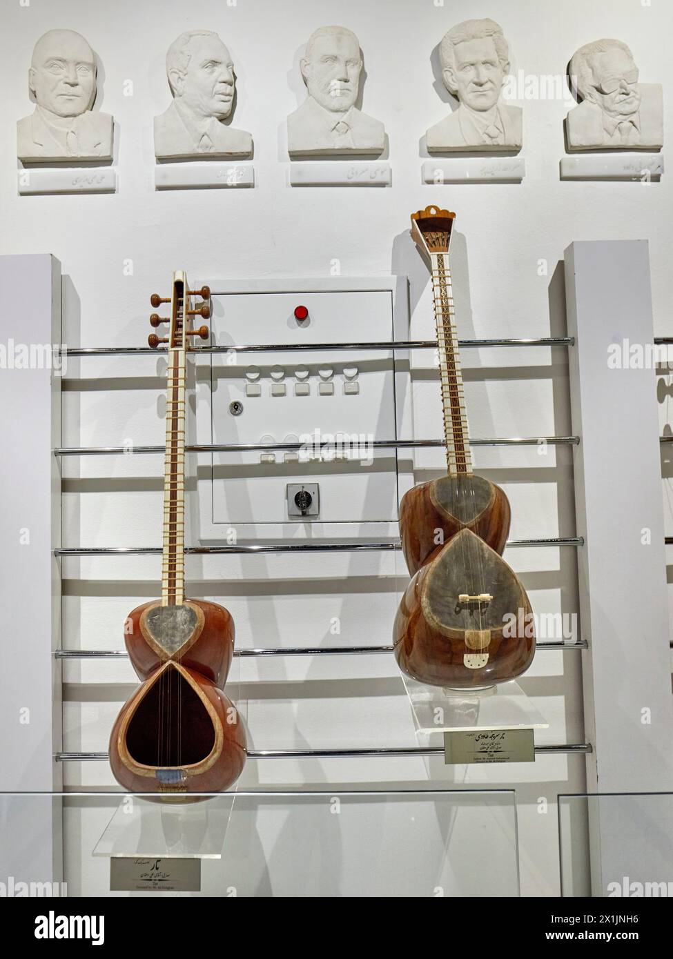 Persische Teere, langhalsige Lautenfamilien-Streichinstrumente, ausgestellt im Isfahan Music Museum. Isfahan, Iran. Stockfoto