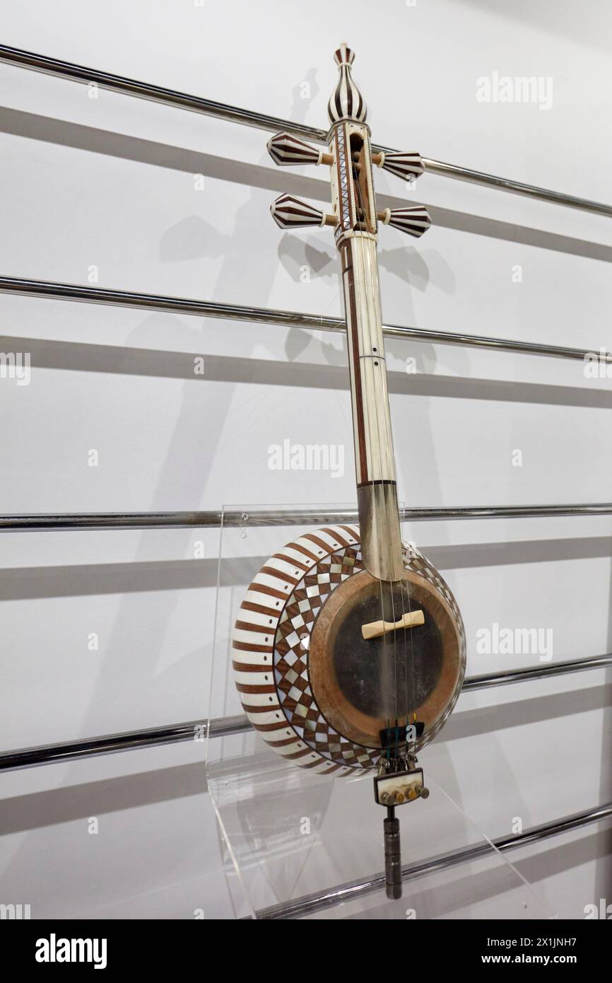 Persisches Kamancheh oder Kamanche, iranisches Streichinstrument, ausgestellt im Isfahan Music Museum. Isfahan, Iran. Stockfoto