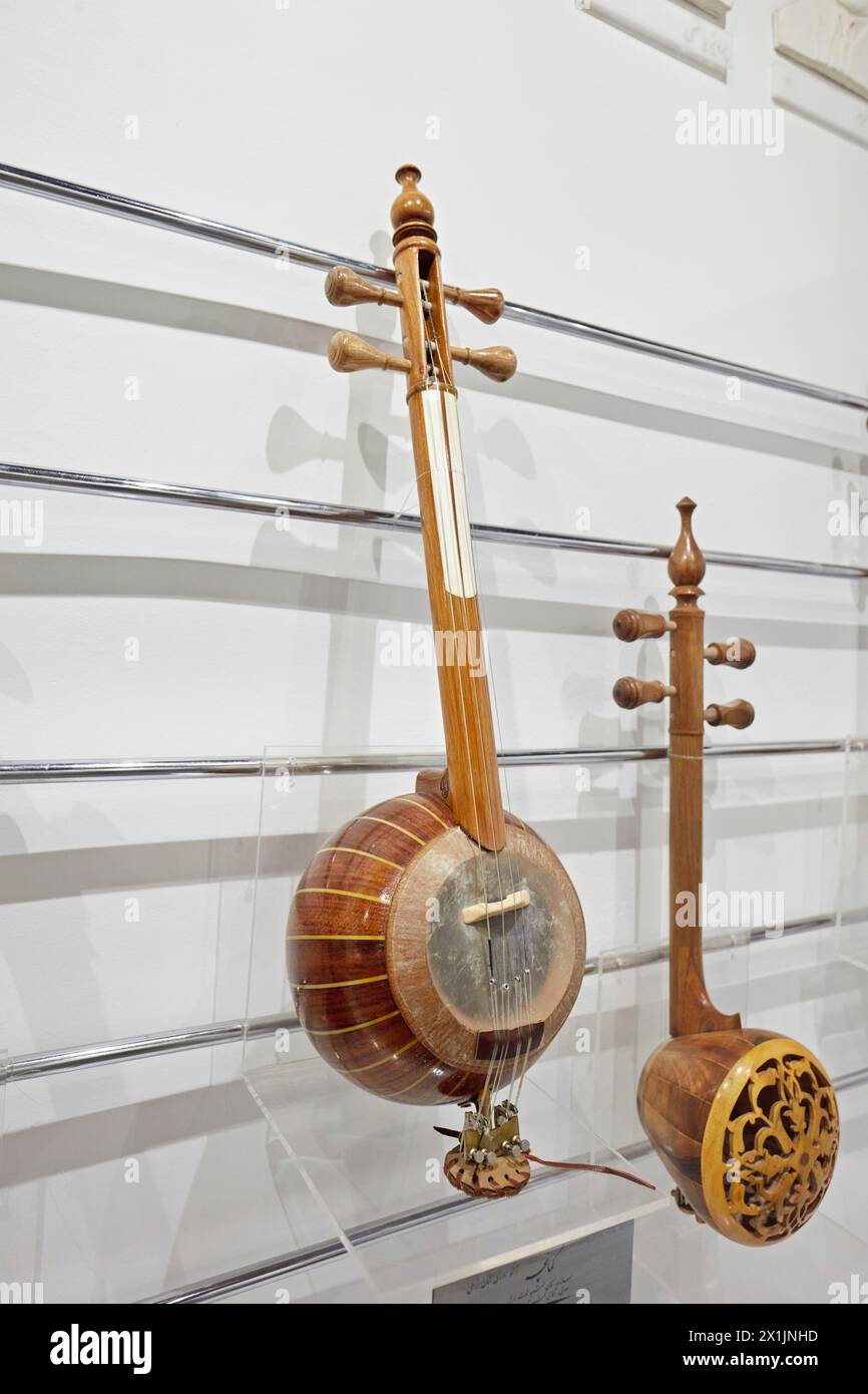 Persisches Kamancheh oder Kamanche, iranisches Streichinstrument, ausgestellt im Isfahan Music Museum. Isfahan, Iran. Stockfoto