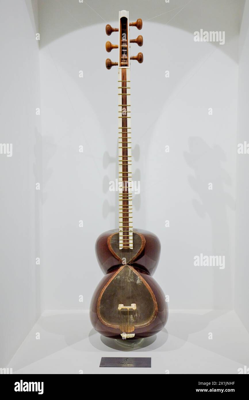 Tar iranische musik instrument -Fotos und -Bildmaterial in hoher ...