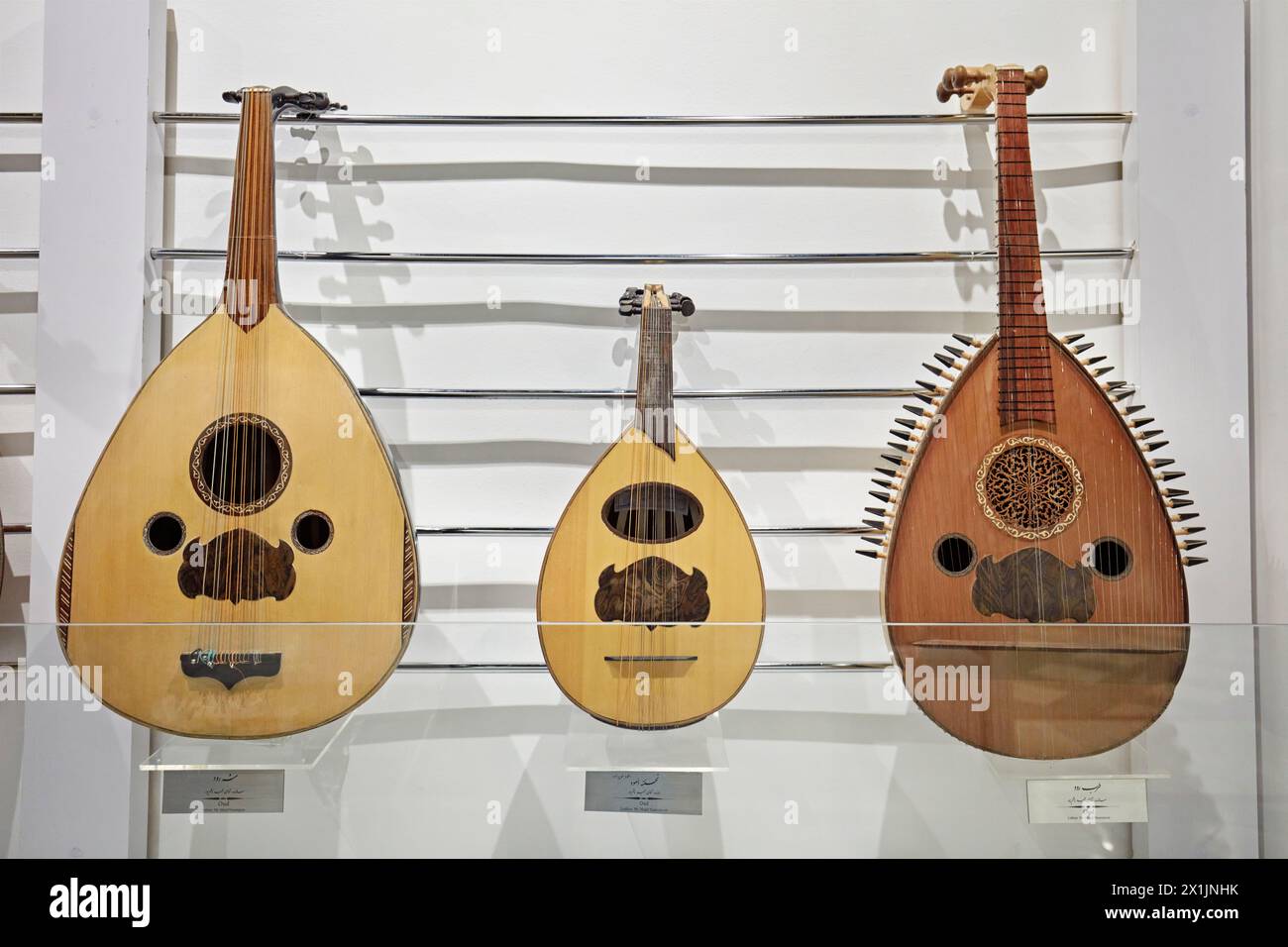 Persische Ouds, birnenförmige, schnörkellose Streichinstrumente mit Kurzhalslaute, die im Isfahan Music Museum ausgestellt sind. Isfahan, Iran. Stockfoto