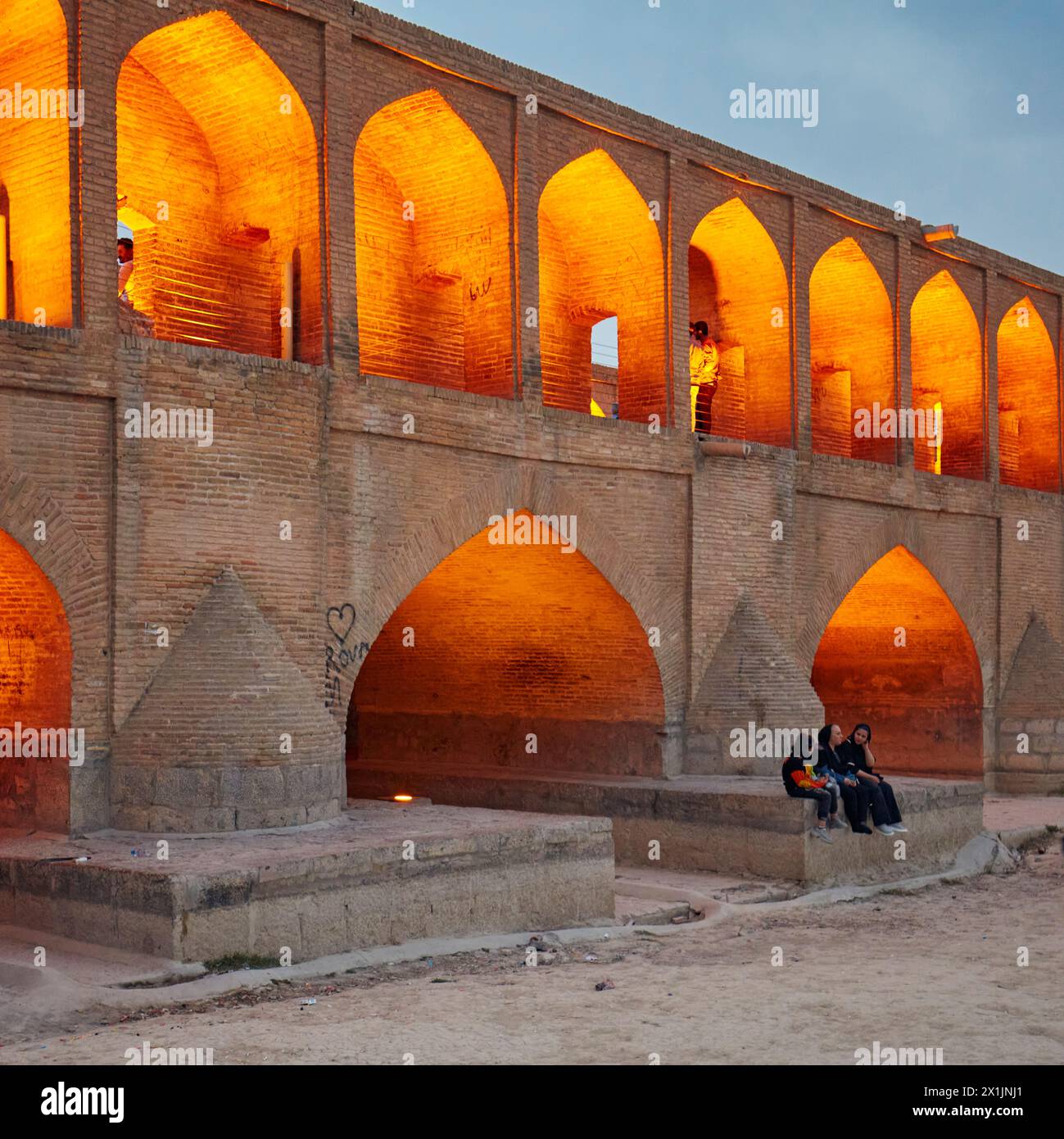 Blick auf die beleuchtete Allahverdi Khan-Brücke, alias Si-o-se-pol (17. Jahrhundert), auf dem Fluss Zayanderud während der Trockenzeit mit trockenem Flussbett. Isfahan, Iran. Stockfoto