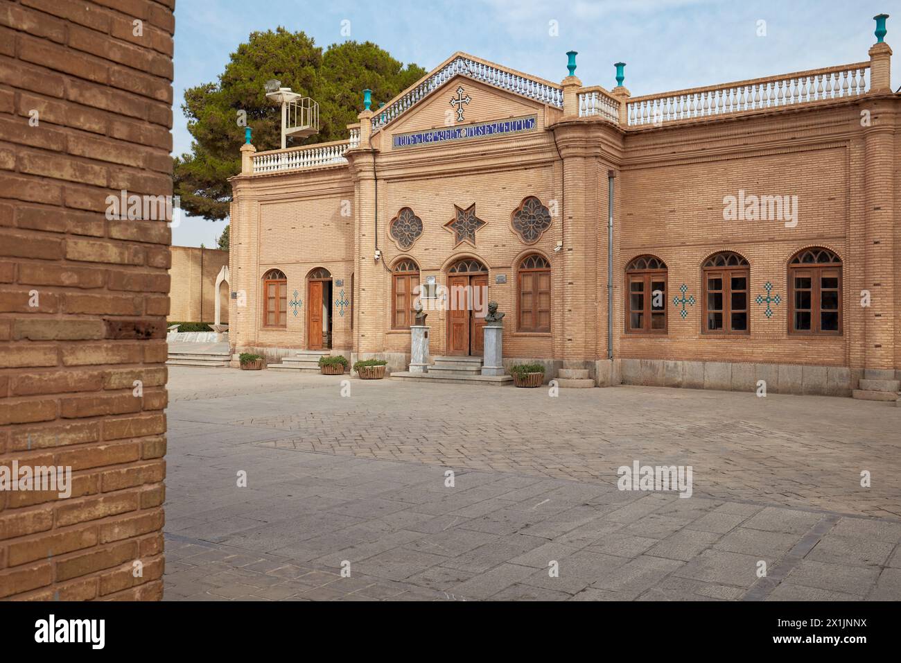 Außenansicht des Bibliotheksgebäudes an der Heiligen Erlöserkathedrale aus dem 17. Jahrhundert (Vank-Kathedrale) im Neuen Julfa, armenisches Viertel von Isfahan, Iran. Stockfoto