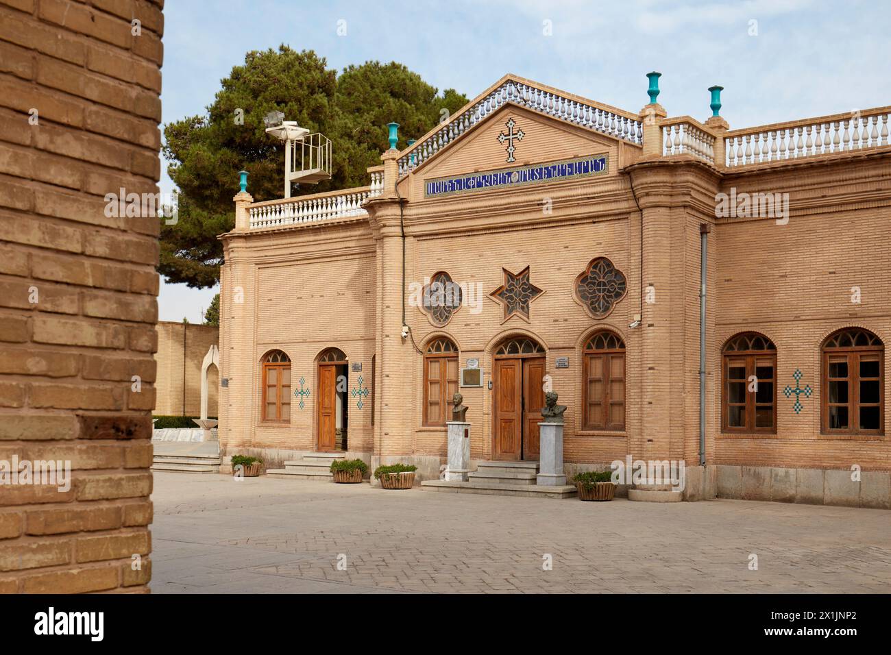 Außenansicht des Bibliotheksgebäudes an der Heiligen Erlöserkathedrale aus dem 17. Jahrhundert (Vank-Kathedrale) im Neuen Julfa, armenisches Viertel von Isfahan, Iran. Stockfoto