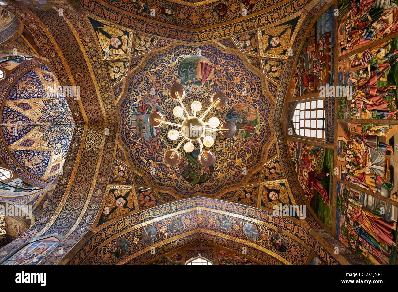 Blick von unten auf die vergoldete Kuppeldecke und Pendentive mit bemalten Cherub-Köpfen in der Heilig-Erlöser-Kathedrale (Vank-Kathedrale). Isfahan, Iran. Stockfoto