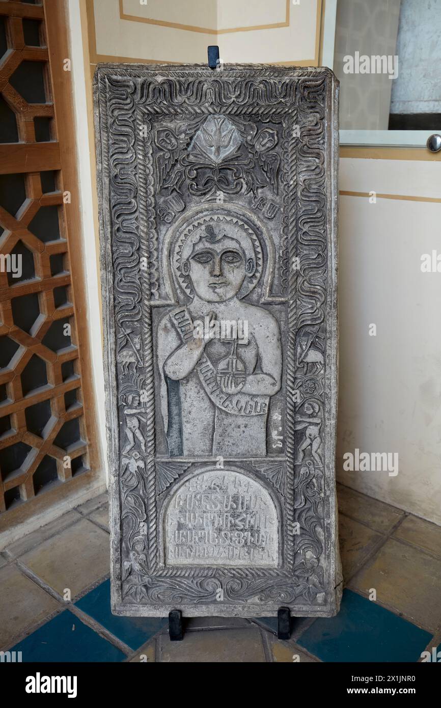 Alter Stein mit komplizierten Schnitzereien in der Heiligen Erlöserkathedrale aus dem 17. Jahrhundert (Vank-Kathedrale) im armenischen Viertel Isfahan, Iran. Stockfoto