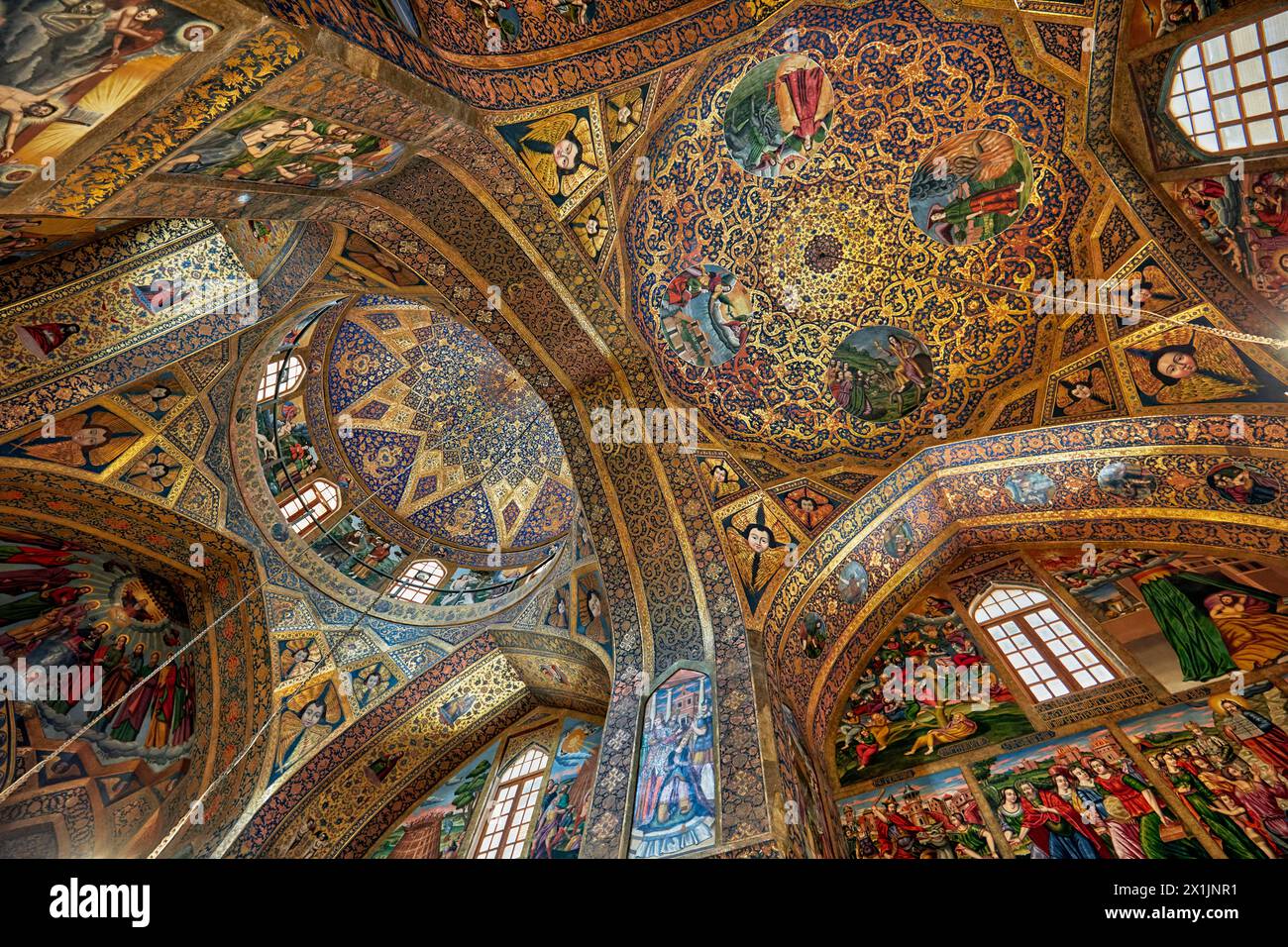Blick von unten auf die vergoldete Kuppeldecke und Pendentive mit bemalten Cherub-Köpfen in der Heilig-Erlöser-Kathedrale (Vank-Kathedrale). Isfahan, Iran. Stockfoto