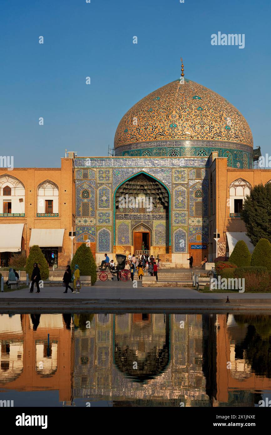 Frontalansicht der Lotfollah-Moschee, die sich in einem Wasserbecken spiegelt. Naqsh-e Jahan-Platz, Isfahan, Iran. Stockfoto