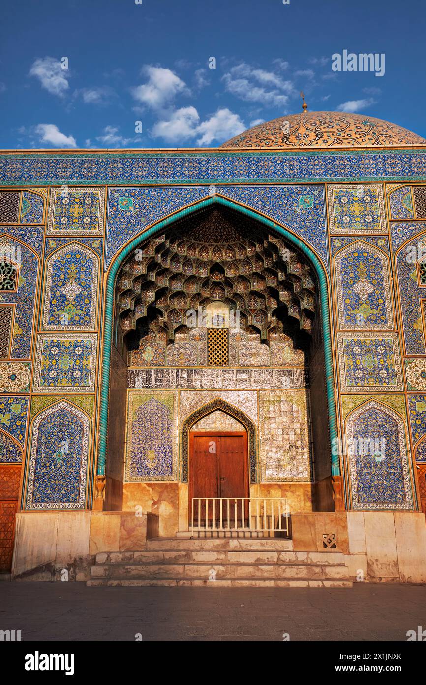 Außenansicht der gefliesten Fassade und des Eingangs zur Lotfollah Moschee auf dem Naqsh-e Jahan Platz. Isfahan, Iran. Stockfoto