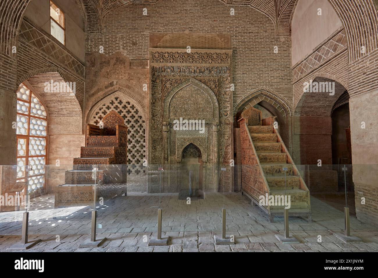 Mihrab (eine Nische in der Mauer, die die Richtung Mekka anzeigt) im Gebetssaal der Jameh-Moschee (8. Jahrhundert). Isfahan, Iran. Stockfoto