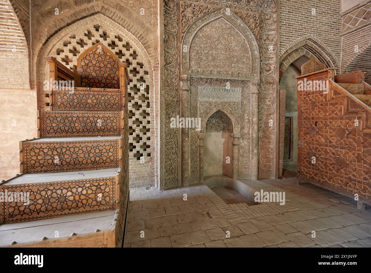 Minbar (Kanzel in einer Moschee, wo der Imam steht, um Predigten zu halten) im Gebetssaal der Jameh-Moschee (8. Jahrhundert). Isfahan, Iran. Stockfoto