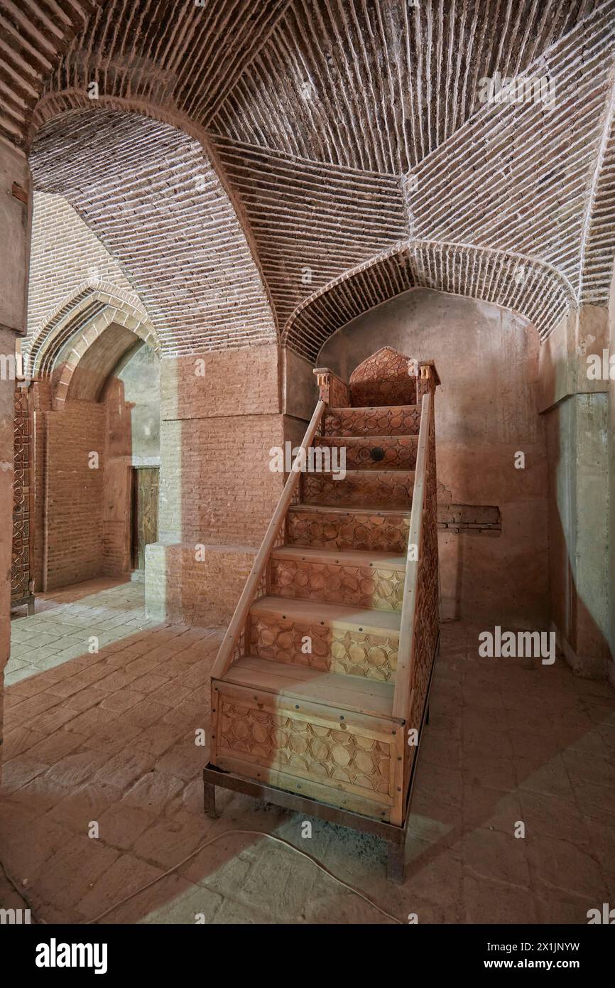 Minbar (Kanzel in einer Moschee, wo der Imam steht, um Predigten zu halten) im Gebetssaal der Jameh-Moschee (8. Jahrhundert). Isfahan, Iran. Stockfoto