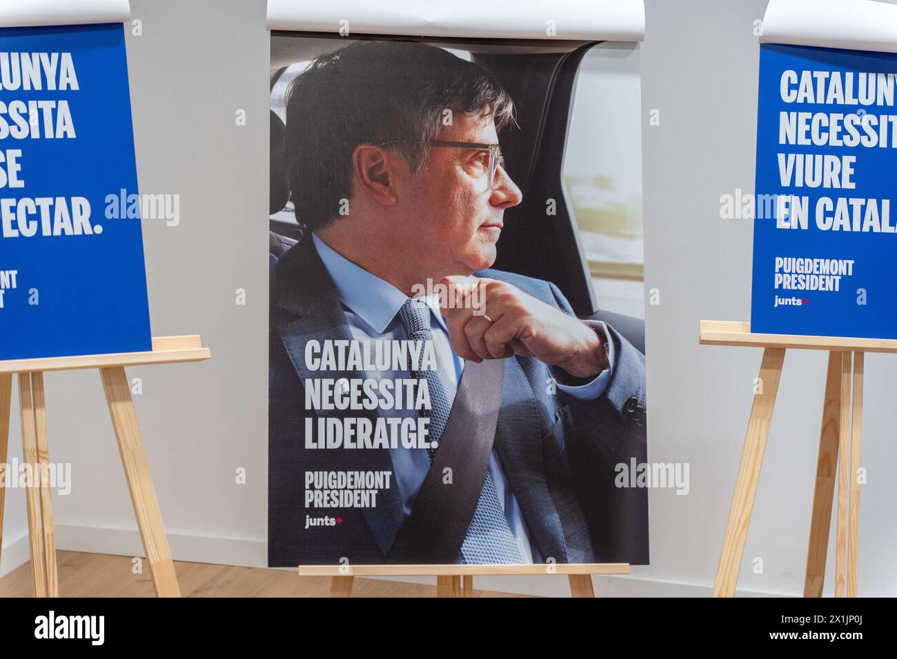 Junts präsentiert die Kandidatur für die Wahlen vom 12. Mai in Katalonien unter dem Namen "Puigdemont x Catalunya Junts", präsentiert von Albert Batet, mit dem Hauptspruch "Catalonia Needs", gefolgt von verschiedenen zusätzlichen Slogans. Junts presentation a la candidatura a les eleccions del 12 de maig a Catalunya, amb el nom de 'Puigdemont x Catalunya Junts', el encarregat de Presentar-ho, Albert Batet, amb el lema principal 'Catalunya need sita' seguit de diferents lemes ms. Im Bild: Albert Batet, josep rius News Politics -Barcelona, Spanien Mittwoch, 17. april 2024 (Foto: Eric Renom/LaPresse) Stockfoto