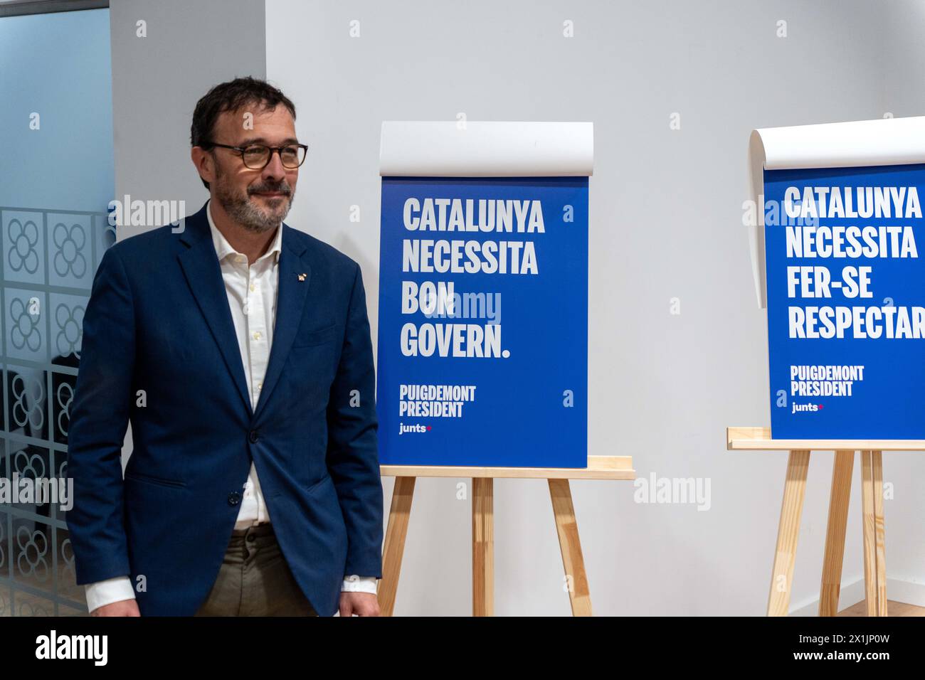 Junts präsentiert die Kandidatur für die Wahlen vom 12. Mai in Katalonien unter dem Namen "Puigdemont x Catalunya Junts", präsentiert von Albert Batet, mit dem Hauptspruch "Catalonia Needs", gefolgt von verschiedenen zusätzlichen Slogans. Junts presentation a la candidatura a les eleccions del 12 de maig a Catalunya, amb el nom de 'Puigdemont x Catalunya Junts', el encarregat de Presentar-ho, Albert Batet, amb el lema principal 'Catalunya need sita' seguit de diferents lemes ms. Im Bild: Albert Batet, josep rius News Politics -Barcelona, Spanien Mittwoch, 17. april 2024 (Foto: Eric Renom/LaPresse) Stockfoto