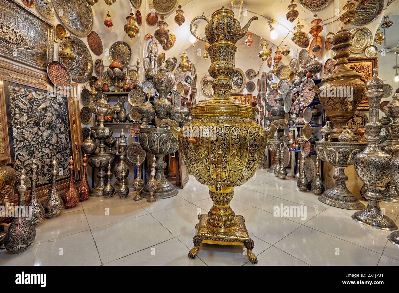 Riesige Qalamzani oder Ghalamzani (traditionelle iranische Metallstiche) Samovar in einem Kunsthandwerksladen auf dem Großen Basar. Isfahan, Iran. Stockfoto