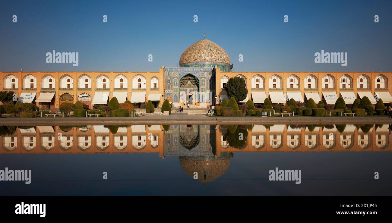 Panoramablick auf die Lotfollah-Moschee, die sich in einem Wasserpool spiegelt. Naqsh-e Jahan-Platz, Isfahan, Iran. Stockfoto