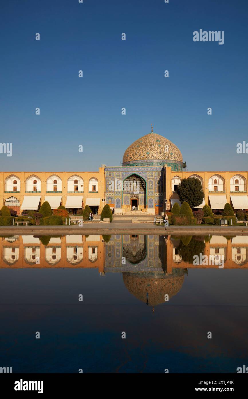 Frontalansicht der Lotfollah-Moschee, die sich in einem Wasserbecken spiegelt. Naqsh-e Jahan-Platz, Isfahan, Iran. Stockfoto