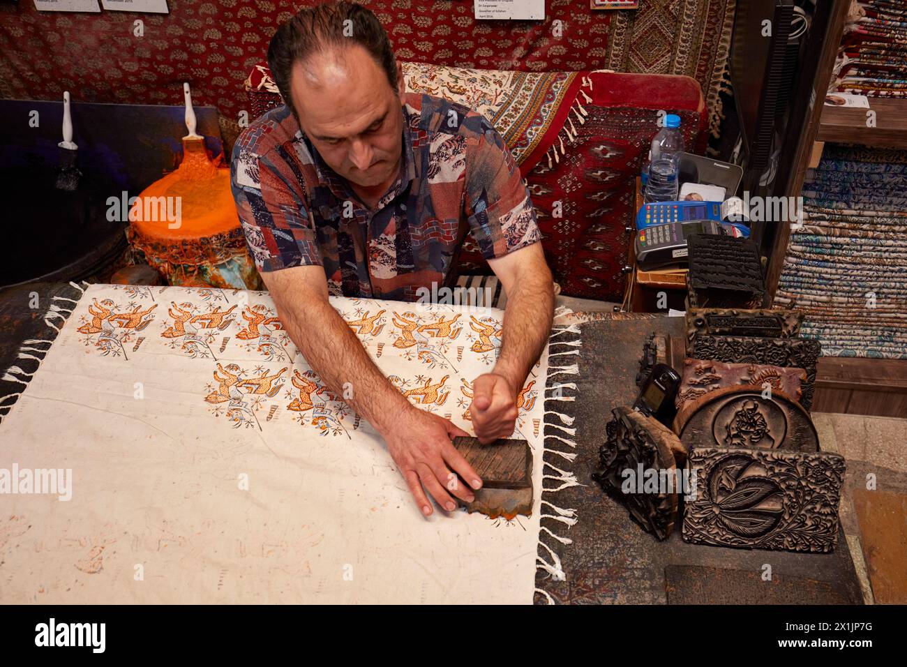 Ghalamkar (traditionelle iranische Textildruckkunst) ist ein handwerkliches Blockmuster auf einem Baumwolltuch mit einem Holzstempel. Isfahan, Iran. Stockfoto