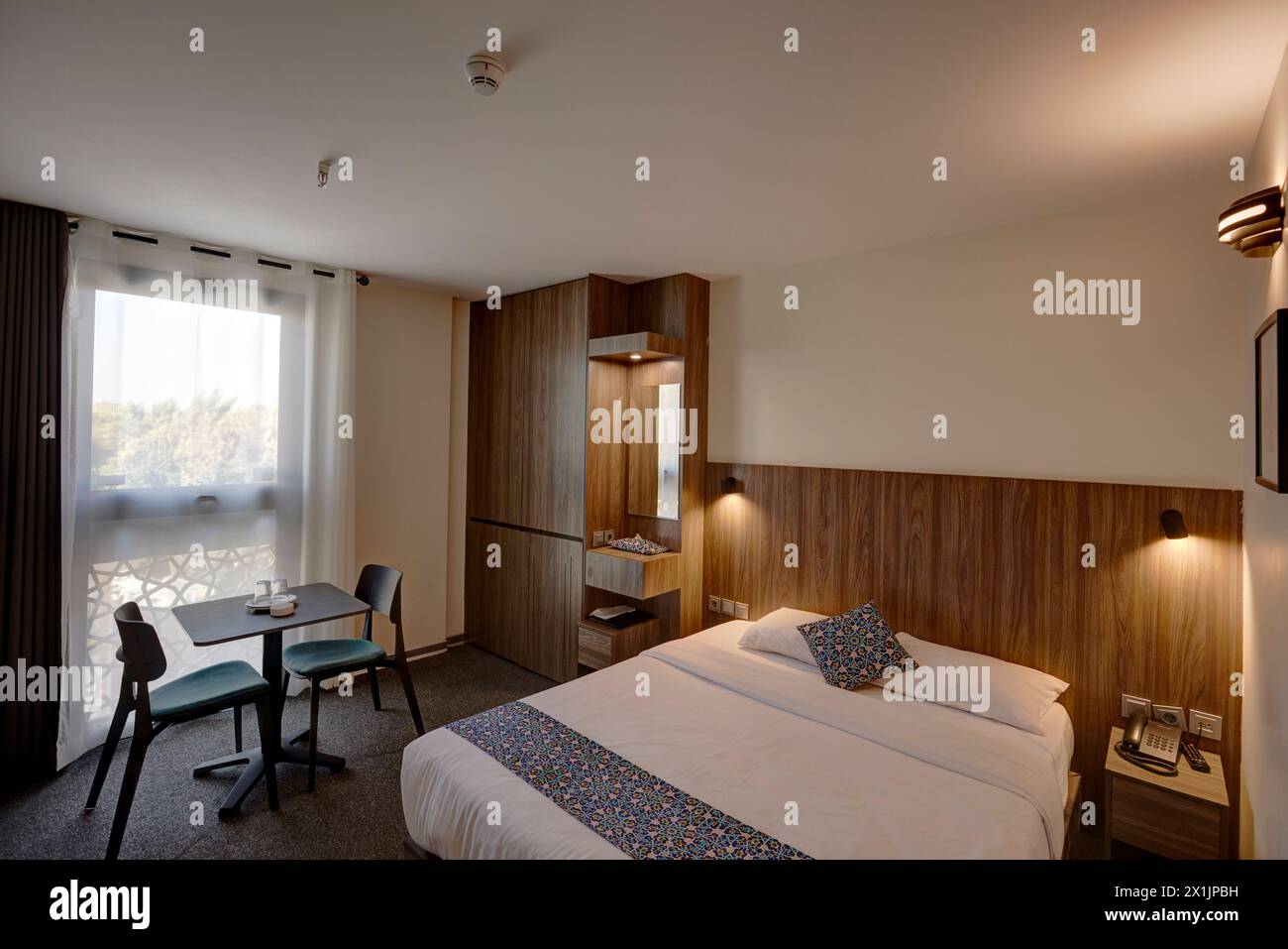 Innenansicht eines Einzelzimmers im Karbat Hotel in Isfahan, Iran. Stockfoto