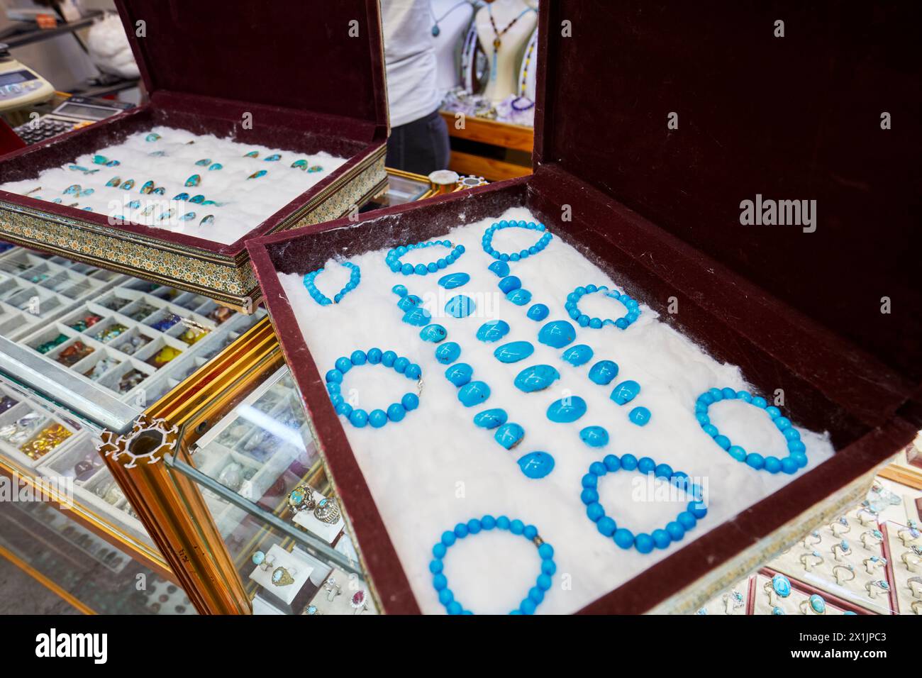 Eine Auswahl polierter persischer türkisfarbener Edelsteine in einem Juweliergeschäft in Isfahan, Iran. Stockfoto