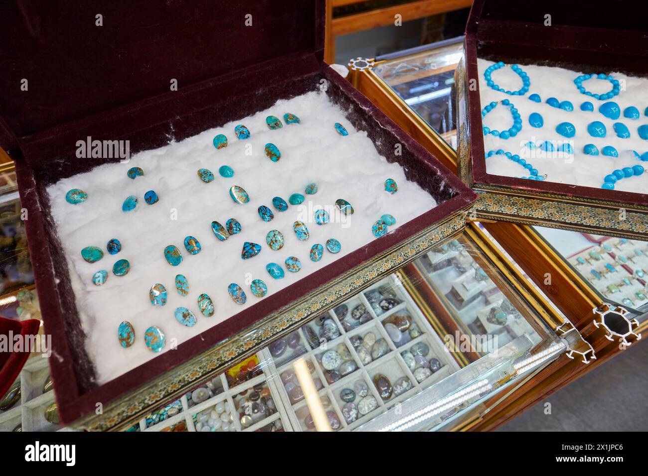Eine Auswahl polierter persischer türkisfarbener Edelsteine in einem Juweliergeschäft in Isfahan, Iran. Stockfoto