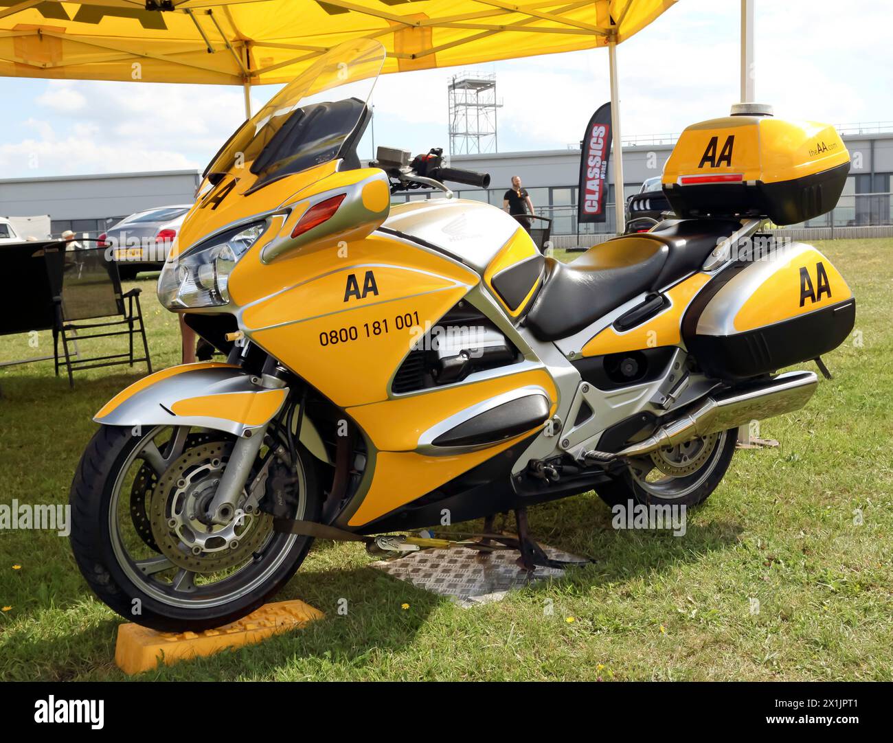 Ein Honda Deauville-Motorrad mit schneller Reaktion AA, ausgestellt auf der British Motor Show 2023 Stockfoto