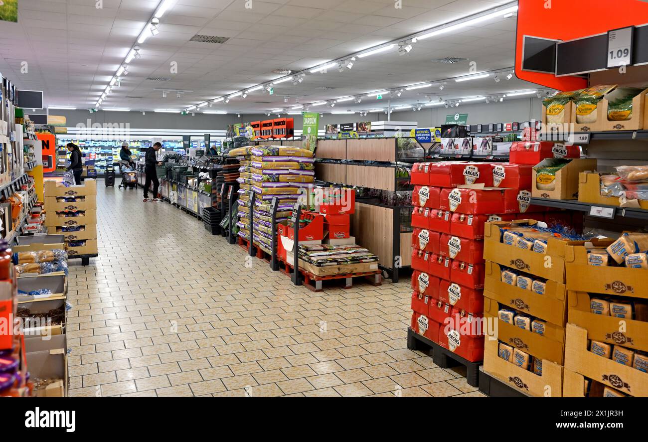 Breiter Gang in einem großen Lidl Discount Supermarkt, Spanien Stockfoto