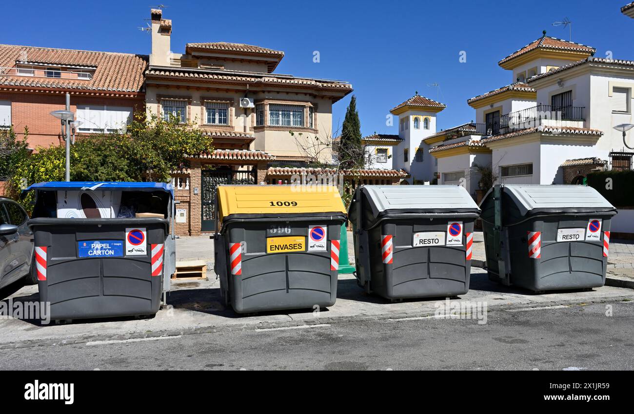 Kommunale Abfall- und Recyclingbehälter am Straßenrand, Spanien Stockfoto