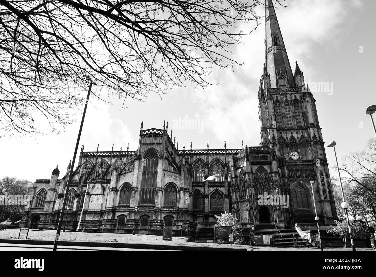 Bristol, England, 29. März 2024: Kolossale Fassade von St. Mary Redcliffe Church in Bristol am Morgen Stockfoto