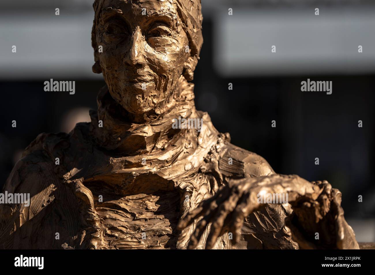 Kopenhagen, Dänemark, 17. April 2024, Ein Denkmal der dänischen Schriftstellerin Karen Blixen wird am Mittwoch, 17. April 2024, auf Karen Blixens Rasen zwischen Toldbodgade und Ofelia Plads in Kopenhagen, Dänemark, enthüllt. Die Statue wurde von Artisk Rikke Raben gefertigt Stockfoto