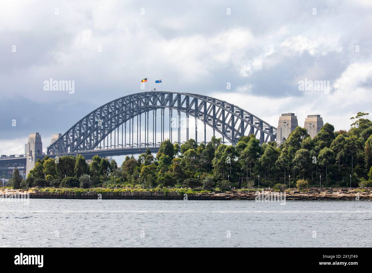 Die weltberühmte Sydney Harbour Bridge, die höchste Stahlbogenbrücke der Welt, wurde von der britischen Firma Dorman Long erbaut und 1932 in Sydney eröffnet Stockfoto