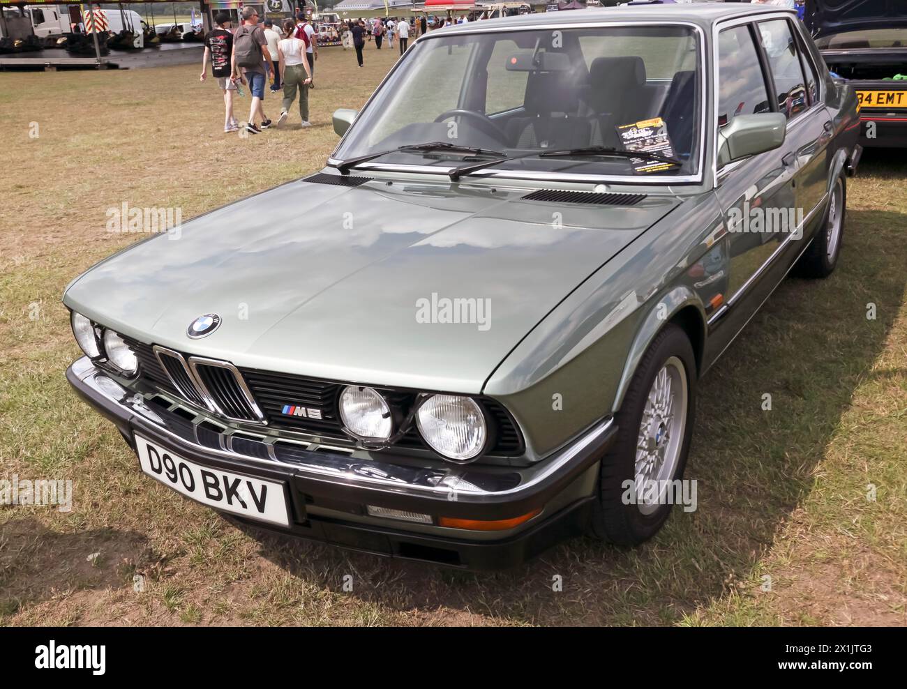 Dreiviertel-Vorderansicht eines Green, 1986, BMW M5, auf der British Motor Show 2023 Stockfoto