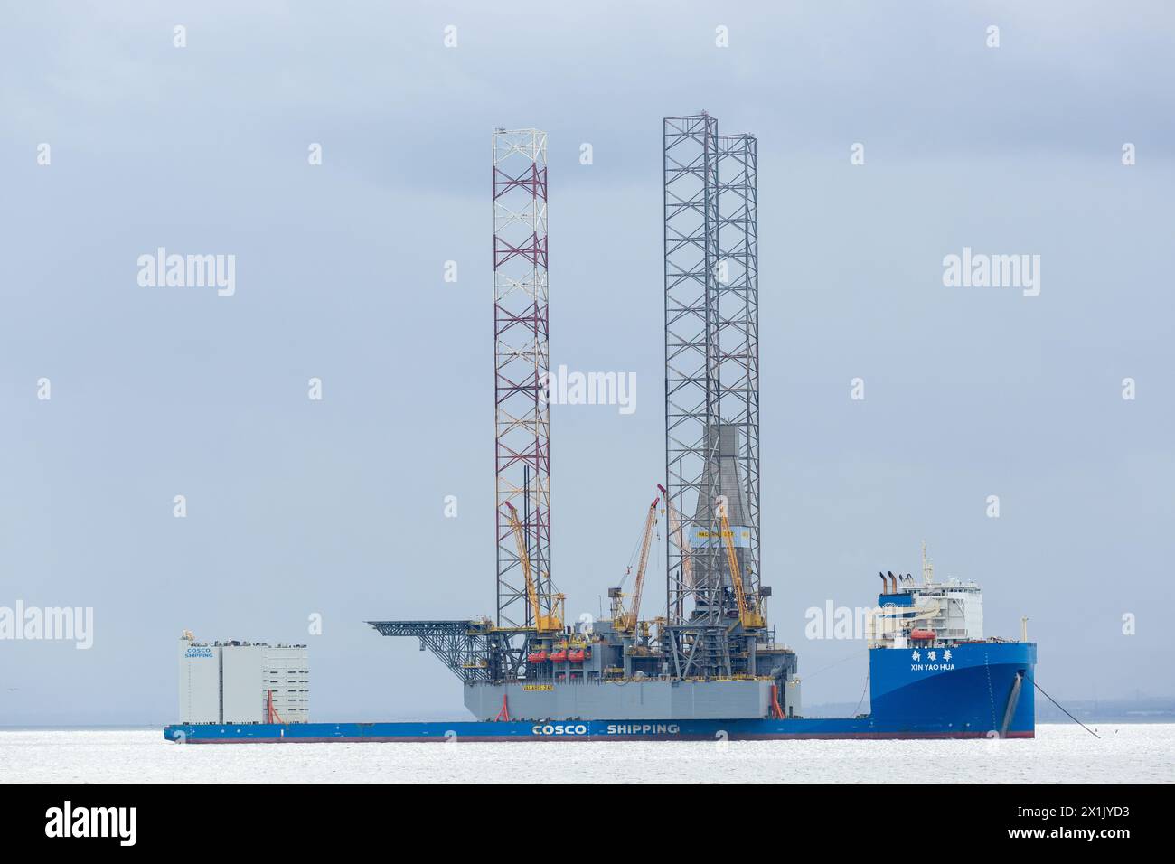 MV Xin Guang Hua ist ein halbtauchfähiges Schwerlastschiff der COSCO Shipping Stockfoto