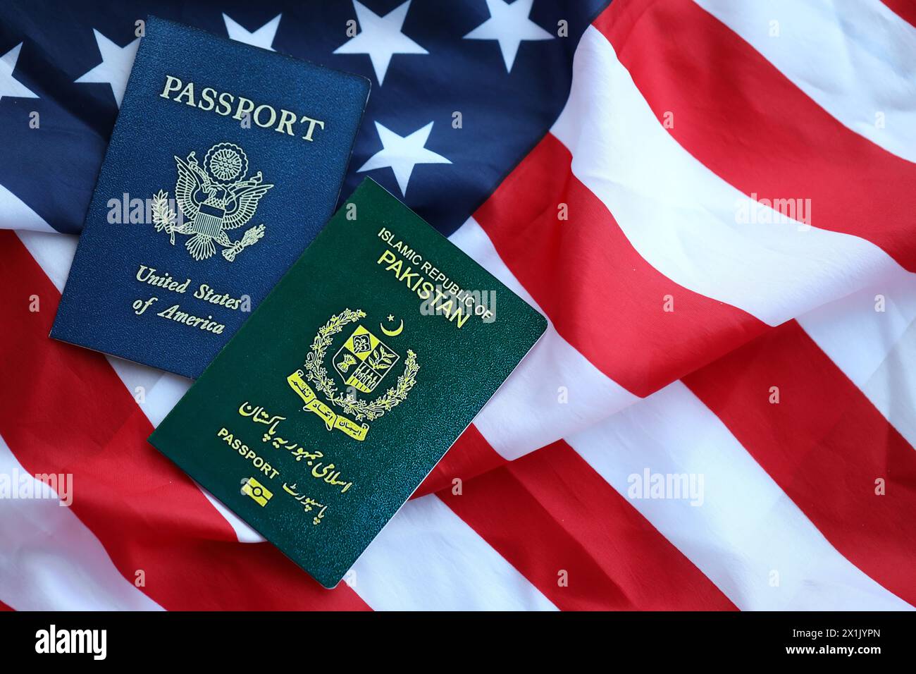 Pass von Pakistan mit US Pass auf Vereinigte Staaten von Amerika gefaltete Flagge aus nächster Nähe Stockfoto