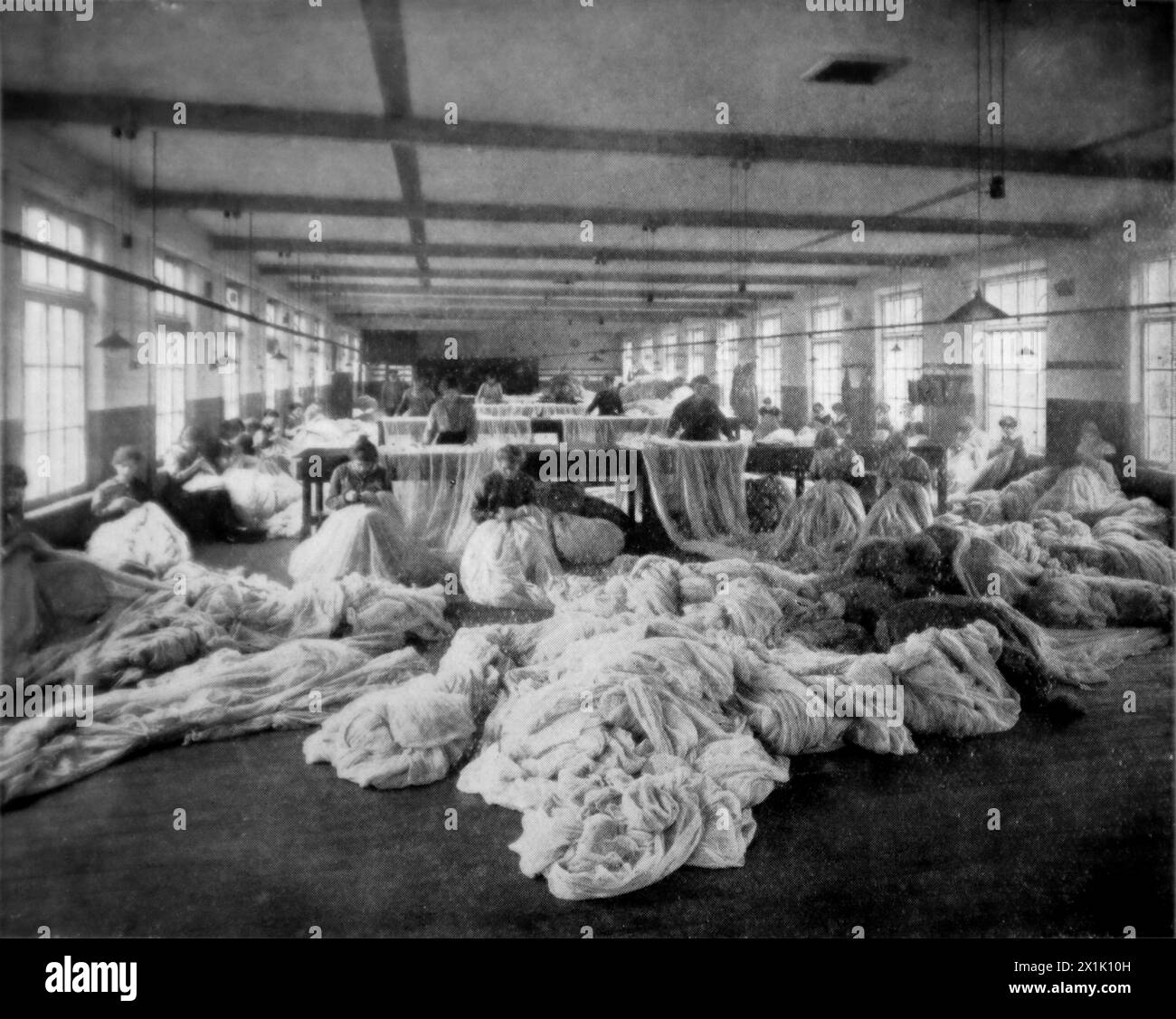 Der Fliesenboden einer modernen Spitzenfabrik. 1924 erschien die Federation of Lace and Embroidery Employers’ Associations, Nottingham, für die British Empire Exhibition. Stockfoto