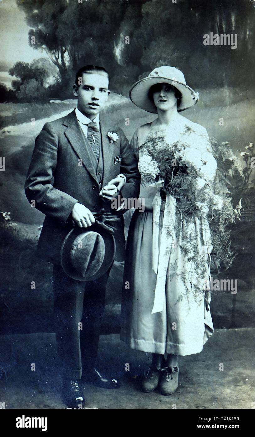 Foto eines jungen Paares am Hochzeitstag. Das Paar trägt den Namen Lil und Bill, das Foto stammt vom 1. November 1924. In weiß gekleidet hält die Dame auch einen großen Strauß. Stockfoto