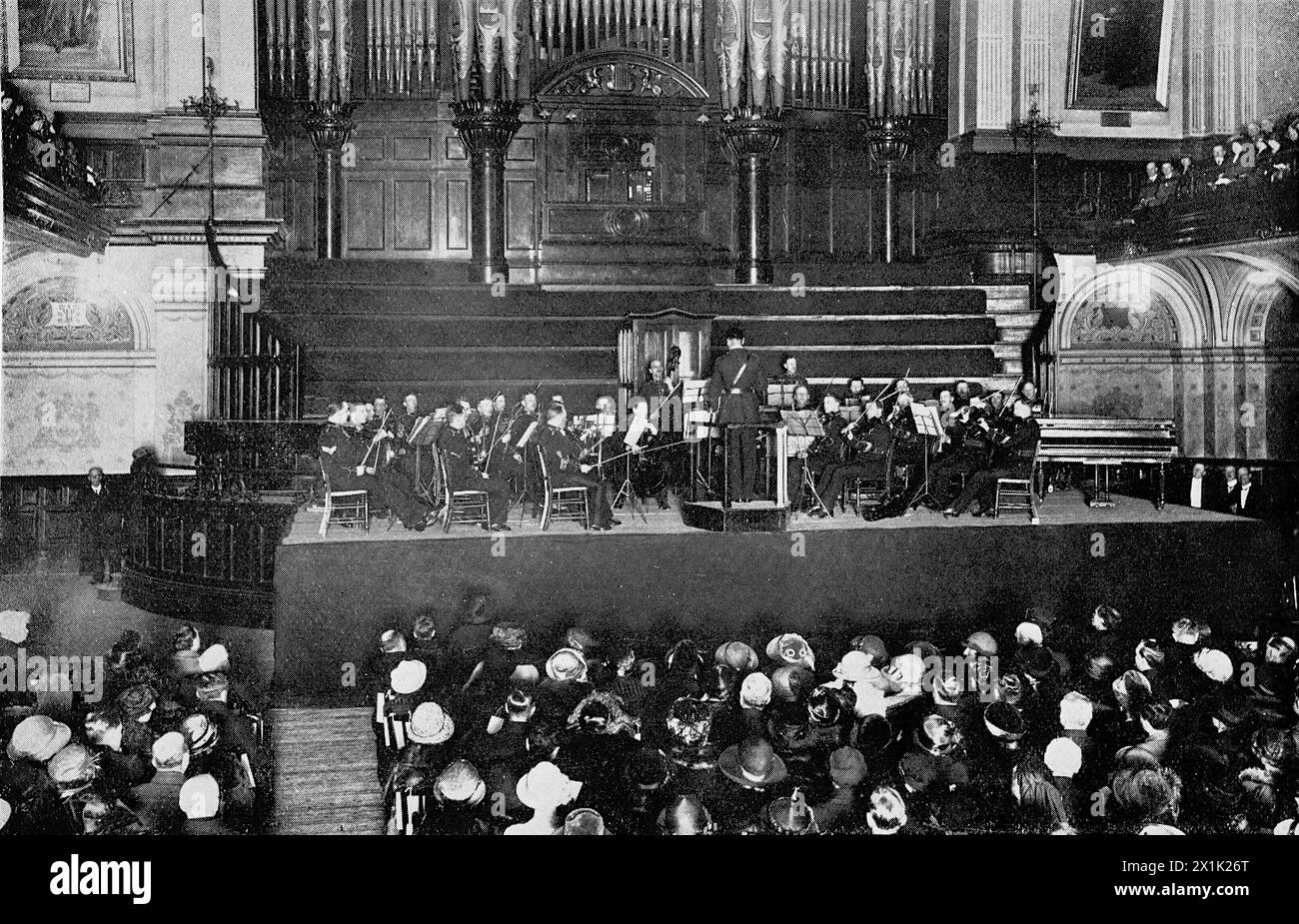 Die Royal Marines Band aus Eastney während eines Auftritts im Portsmouth Town Hall. Ursprünglich gedruckt und veröffentlicht für die Portsmouth and Southsea Improvement Association, 1924. Stockfoto