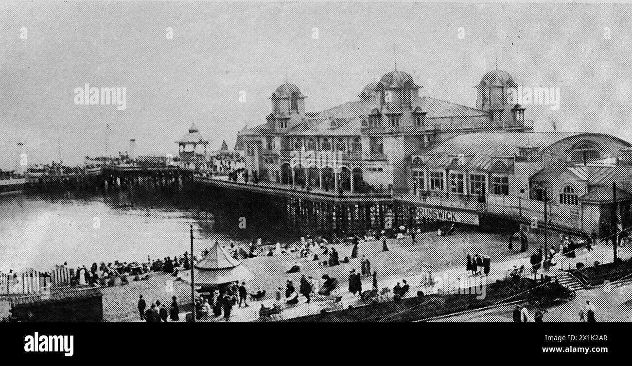 Blick auf Clarence Pier, Southsea und den Strand und die Promenade. Ursprünglich gedruckt und veröffentlicht für die Portsmouth and Southsea Improvement Association, 1924. Stockfoto