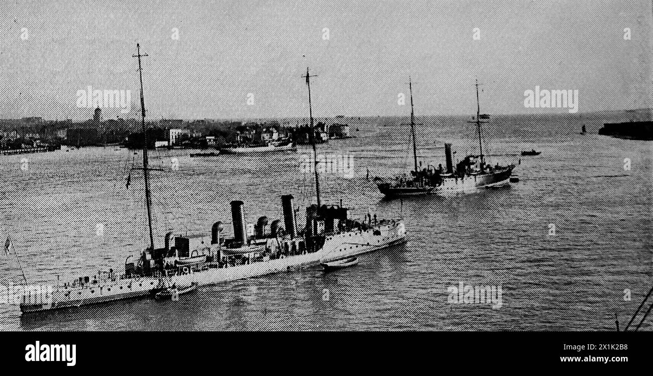 Schiffe am Eingang zum Hafen von Portsmouth. Originalfoto vom HMS Victory Masthead; der Fotograf soll S. Cribb aus Southsea sein. Ursprünglich gedruckt und veröffentlicht für die Portsmouth and Southsea Improvement Association, 1924. Stockfoto