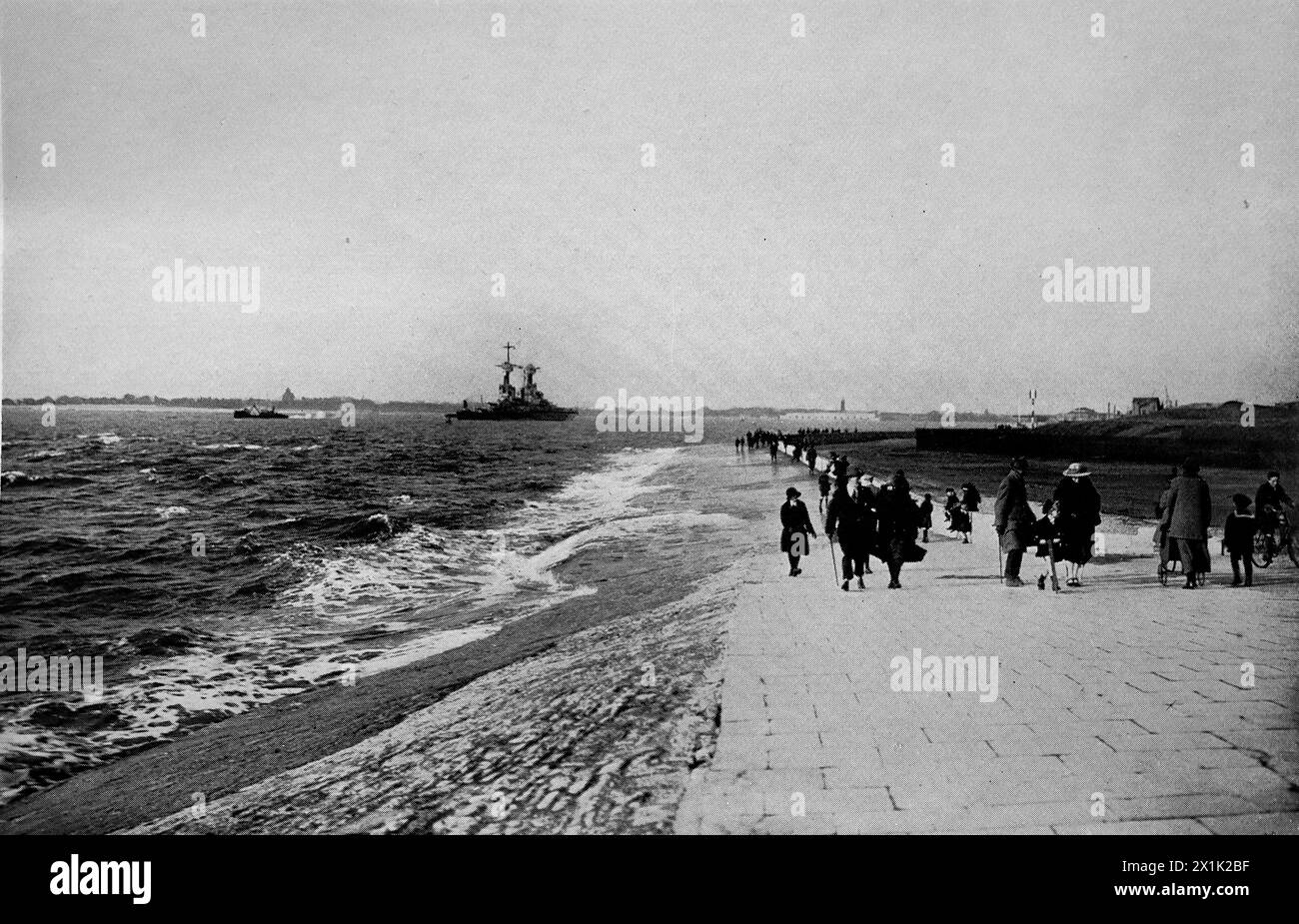 Ein Blick auf die Southsea Promenade mit dem Kriegsschiff USS Colorado, das in den Hafen einfährt. Originalfoto von Russell und Sons, Southsea. Ursprünglich gedruckt und veröffentlicht für die Portsmouth and Southsea Improvement Association, 1924. Stockfoto