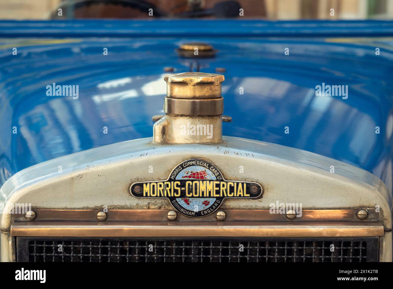 Das vordere Ende eines Vintage-blauen Morris-Geschäftsbusses mit Messing-Kühlerdeckel und -Emblem, Mosta, Malta. Stockfoto