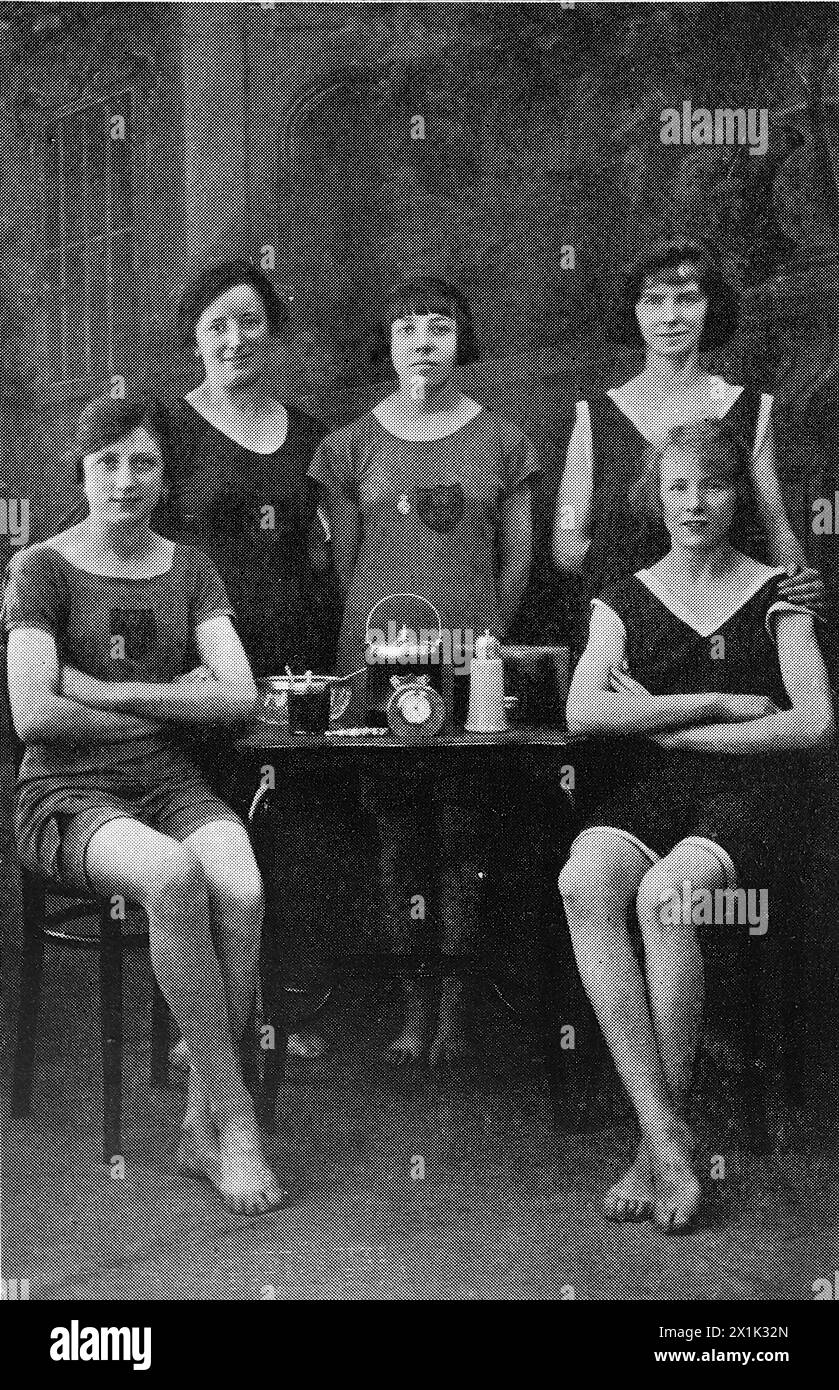 Ein Gruppenfoto von Frauen aus Wills's Ladies Swimming Club. Eine Gruppe von fünf Frauen in Bademode. Mit Sitz in Bristol, England, war W. D. und H. O. Wills einer der größten britischen Tabakhersteller. 1924 waren sie Teil der Imperial Tobacco Group in Großbritannien und Irland, hatten aber noch eine gewisse Autonomie. Das Unternehmen war auch ein produktiver Verleger von Zigarettenkarten. Stockfoto