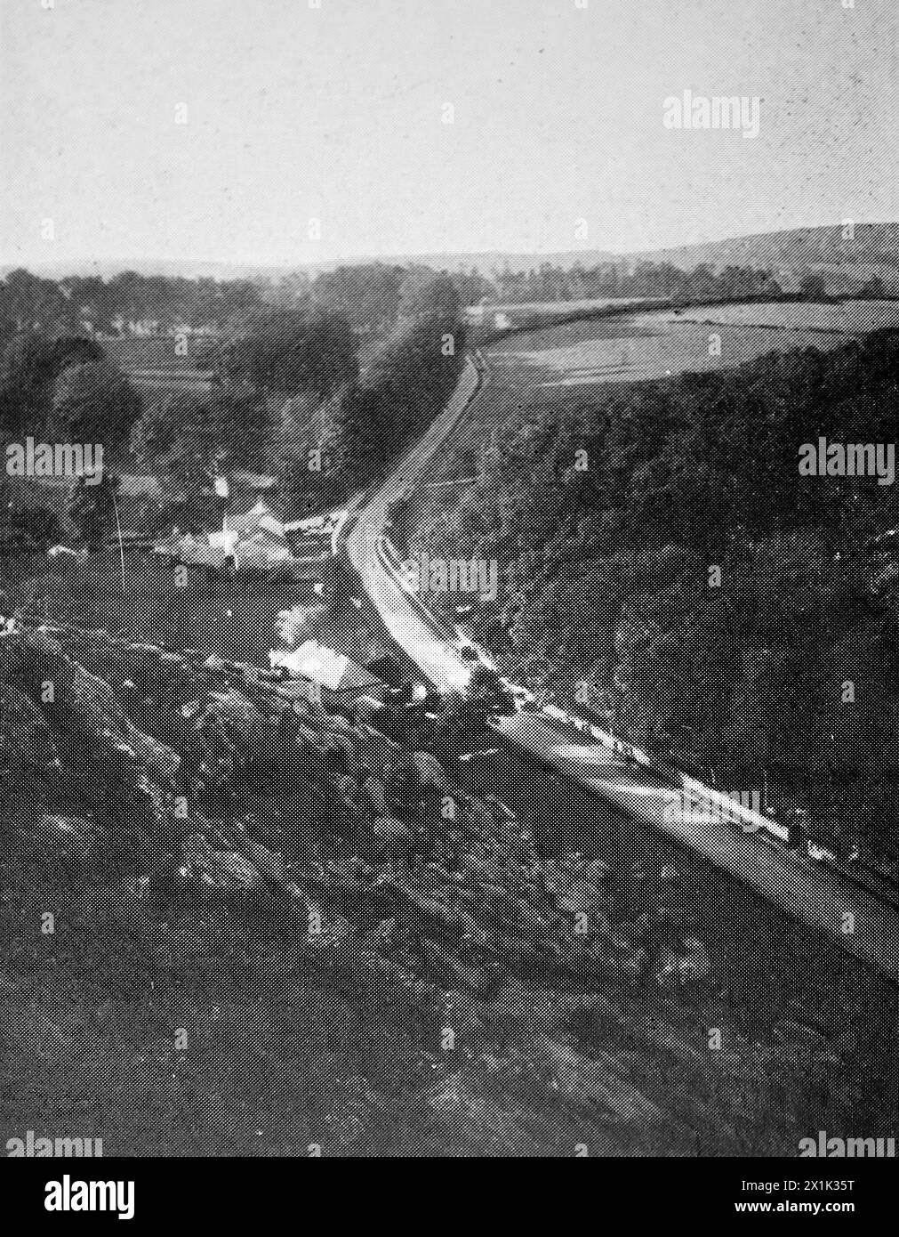 Ein Blick auf die Bray Road aus der Höhe auf der Skalp, auch bekannt als Barnaslingan Hill, im County Dublin, Irland. Mit Sitz in Bristol, England, war W. D. und H. O. Wills einer der größten britischen Tabakhersteller. 1924 waren sie Teil der Imperial Tobacco Group in Großbritannien und Irland, hatten aber noch eine gewisse Autonomie. Das Unternehmen war auch ein produktiver Verleger von Zigarettenkarten und hatte eine Fabrik in Dublin. Stockfoto