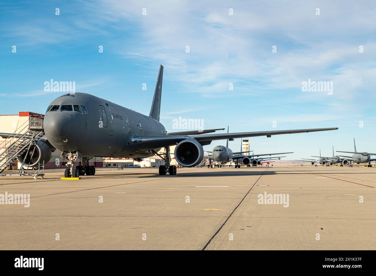 Eine Gruppe KC-46 aus der McConnell Air Force Base, Kansas, parkt am 15. April auf der Rampe der Edwards Air Force Base, Kalifornien. Stockfoto