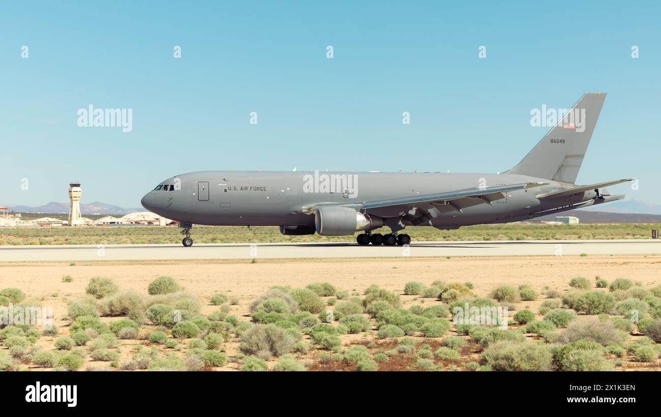 Eine KC-46 Pegasus aus der McConnell Air Force Base, Kansas, landet am 15. April auf der Edwards Air Force Base, Kalifornien. Stockfoto