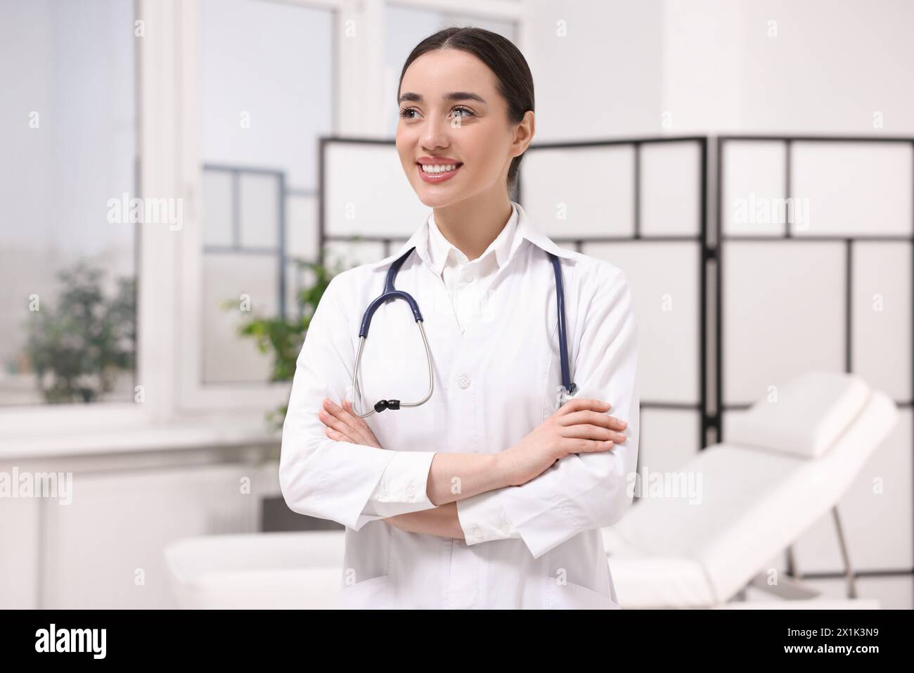 Arztprazentin mit Brille und Stethoskop in der Klinik Stockfoto