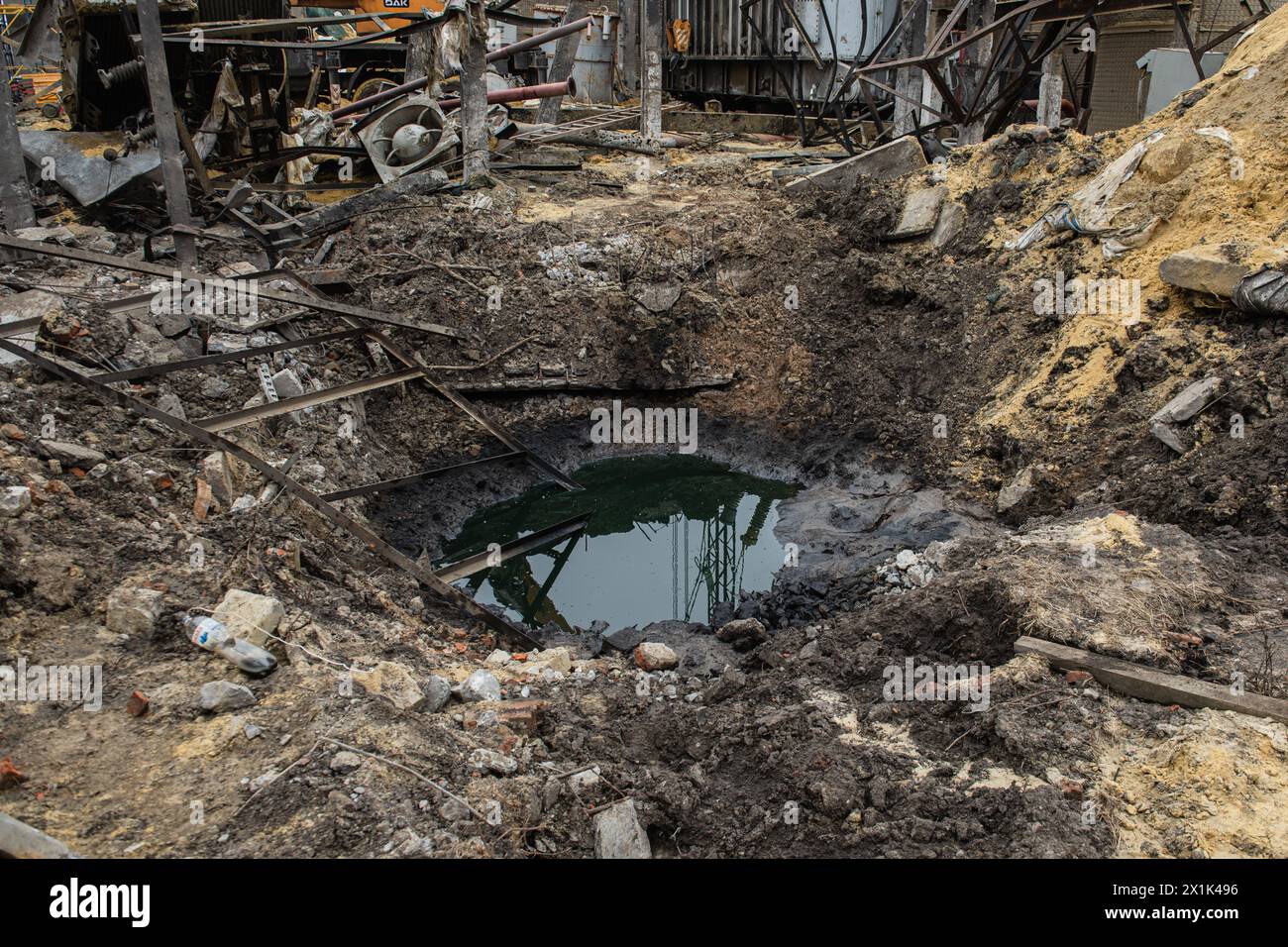 Die Folgen von Raketenangriffen auf die kritische Infrastruktur der Ukraine Stockfoto