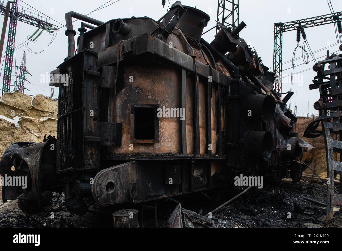 Die Folgen von Raketenangriffen auf die kritische Infrastruktur der Ukraine Stockfoto