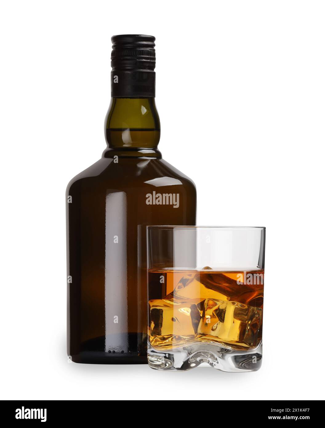 Glas und Flasche Whiskey isoliert auf weiß Stockfoto